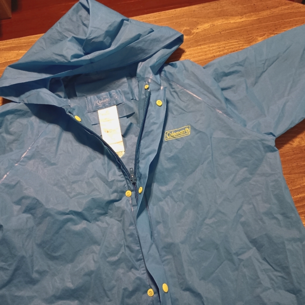 COLEMAN CAMPING RAIN PONCHO JACKET - Kids L / XL /// Outdoors Heavy Duty Hooded